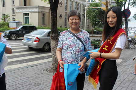 重庆万州万达百货举行拒绝白色污染义工活动 发放环保袋