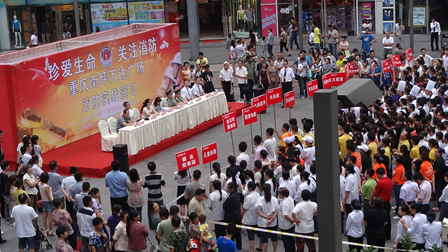 重庆南坪万达广场举行消防实战疏散演习 无一人遗漏