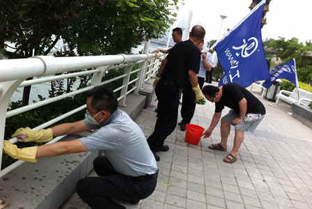 萬達(dá)天津項目部義工清理海河邊環(huán)境 美化天津母親河