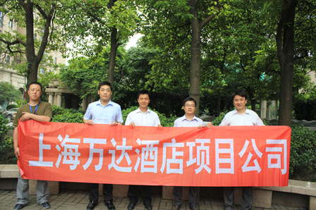 上海酒店项目公司义工走进小区 打扫卫生看望孤寡老人