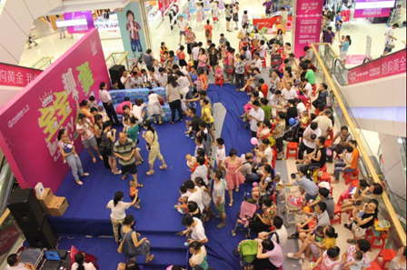 合肥天鹅湖万达百货举办宝宝抓周赛 150名妈妈带宝宝参加