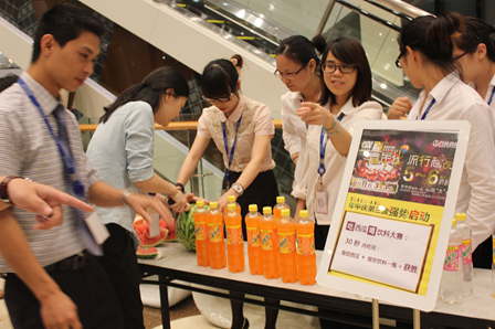 宁德万达百货举办“欢乐员工嘉年华” 吃西瓜喝饮料限时比赛登场