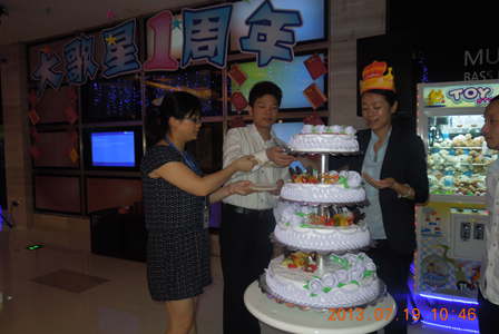 合肥天鹅湖大歌星举办周年庆活动 员工获戴“转运珠”