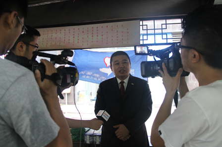 成都万达索菲特大饭店走进社区 举办废旧电池换日用品义工活动