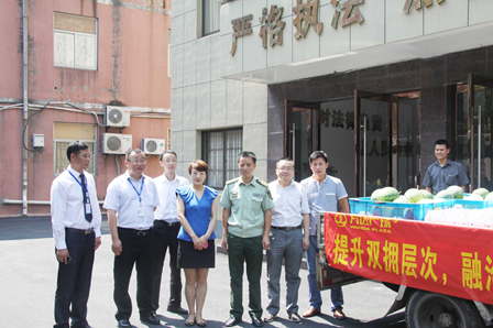 绍兴柯桥万达商管员工看望武警消防官兵 送上八一建军节慰问品